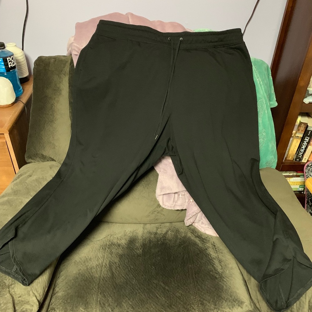 Cute and comfy jogger style capris